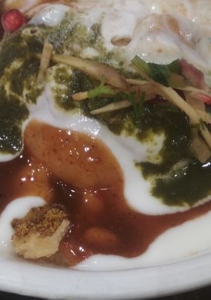A picture of Dahi bhalle.
