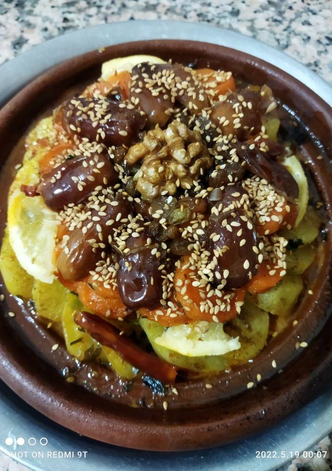 طاجين باللحم وجزر معسل مزين بالتمر