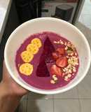 Smoothie bowl (mix berries,banana,dragon fruit)