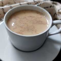 A picture of Teh Susu Rempah Arab (Syai Haleeb) with kurma.