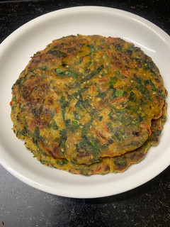 ગાજર અને પાલક ના પરાઠા (Gajar Palak Paratha Recipe In Gujarati) રેસીપી મુખ્ય ફોટો