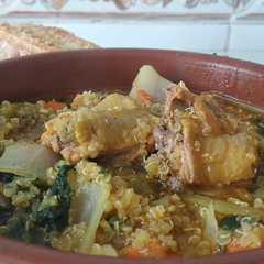 Una foto de Quinoa con verduras y pollo