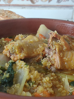 Una foto de Quinoa con verduras y pollo