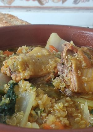 Una foto de Quinoa con verduras y pollo