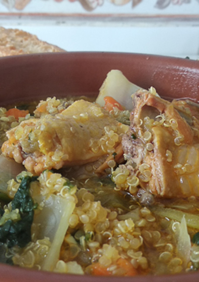 Una foto de Quinoa con verduras y pollo