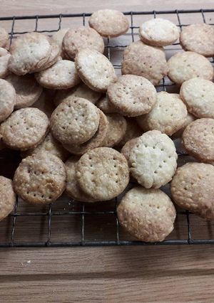 A picture of Cheesy biscuits.