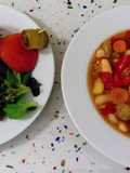 Guiso de verduras con judías blancas y ensalada de tomates