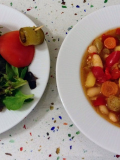 Una foto de Guiso de verduras con judías blancas y ensalada de tomates