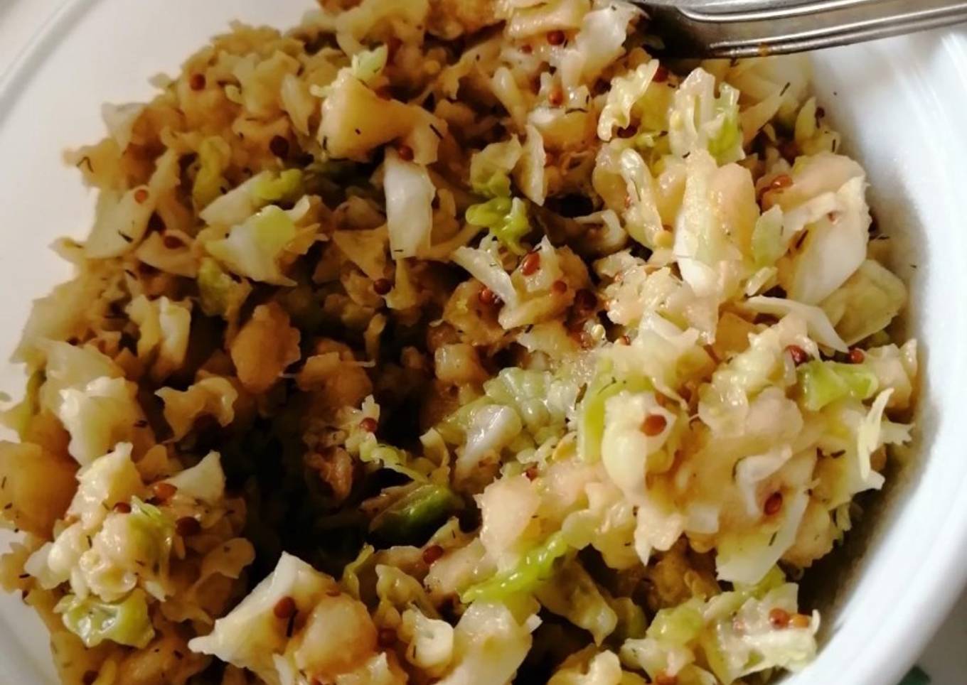 Ensalada de repollo y manzana con salmón ahumado