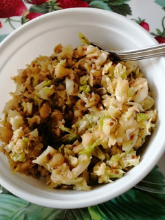 Una foto de Ensalada de repollo y manzana con salmón ahumado