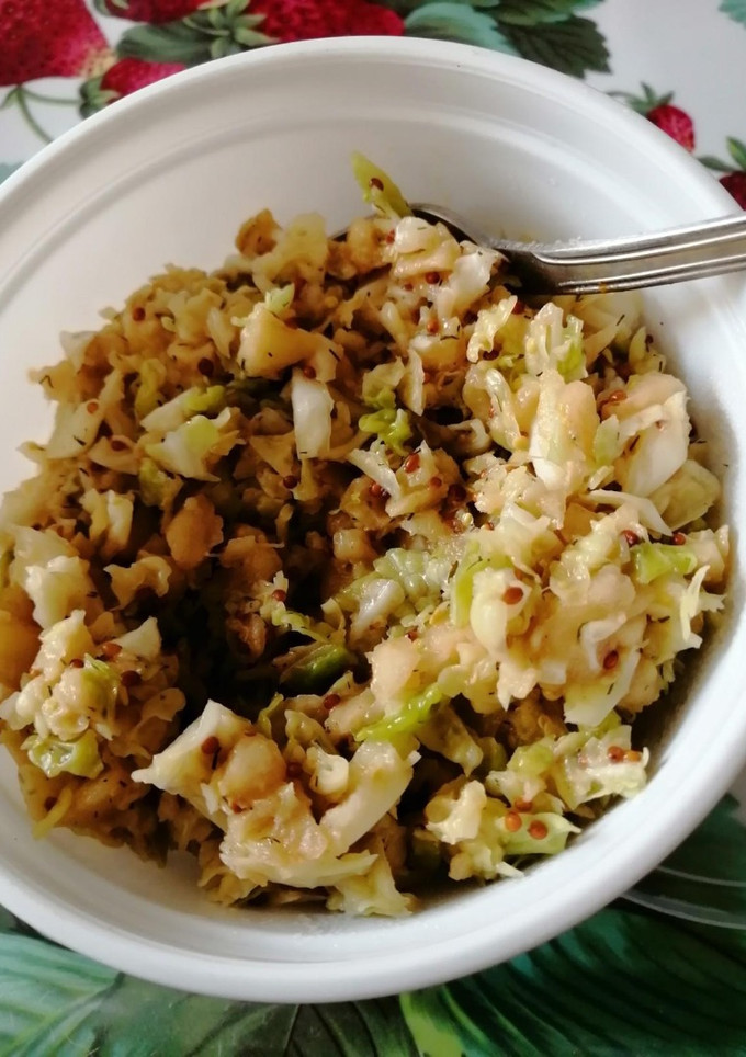 Una foto de Ensalada de repollo y manzana con salmón ahumado