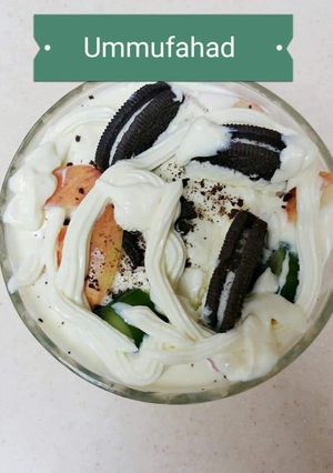 A picture of Simple fruit and cookies dessert.