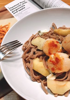 Hình của món Mì Soba Chestnut Sốt Phô Mai Xanh Gorgonzola, Táo & Sò Điệp.