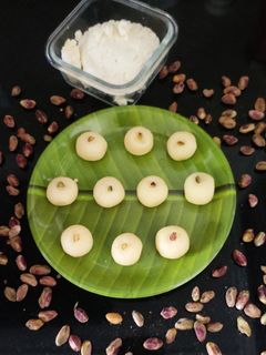 பன்னீர் பிஸ்தா பேடா (Paneer pista peda recipe in tamil) செய்முறை முக்கிய புகைப்படம்