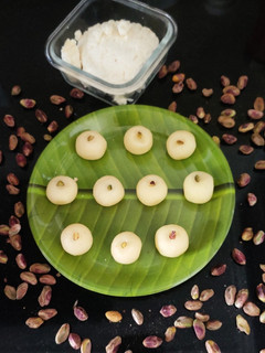 பன்னீர் பிஸ்தா பேடா (Paneer pista peda recipe in tamil) செய்முறை முக்கிய புகைப்படம்
