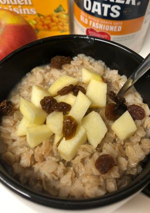 A picture of Apple Raisin Oatmeal.