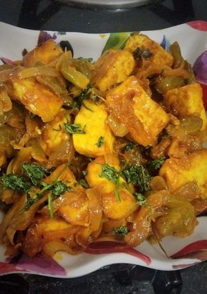 पनीर शिमला मिर्च की सब्जी (paneer shimla mirch ki sabzi recipe in Hindi) रेसिपी मुख्य फोटो
