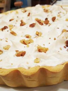 Una foto de Tarta de dulce de leche, nueces y merengue