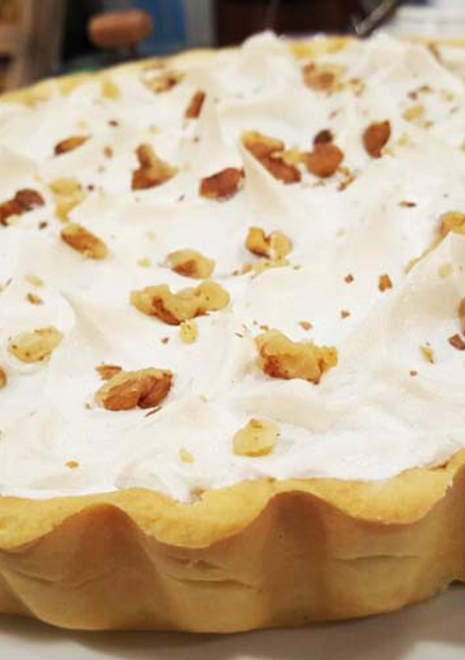 Una foto de Tarta de dulce de leche, nueces y merengue