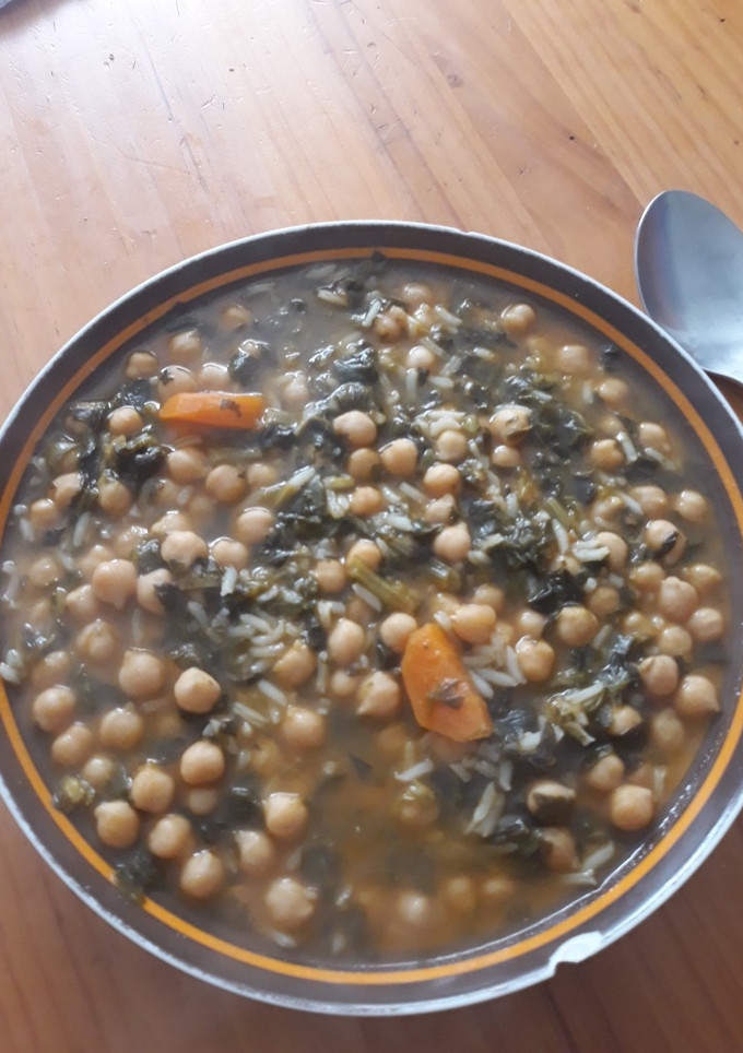 Una foto de Guiso de garbanzos con verduras