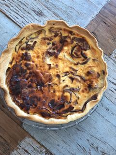 Une photo de Tarte aux oignons rouges caramélisés et ricotta