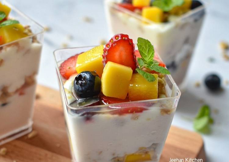 Bagaimana Menyiapkan Yogurt Fruity Parfait yang Sempurna