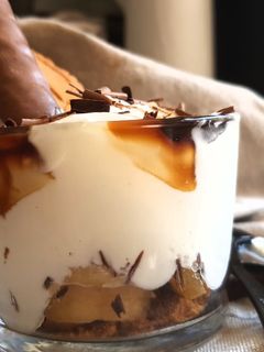 Una foto de Vasito de yogur con plátano