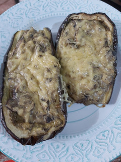 Una foto de Berenjenas rellenas de hongos crimini