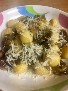 Una foto de Ñoquis (Gnocchi) salteados con champiñones