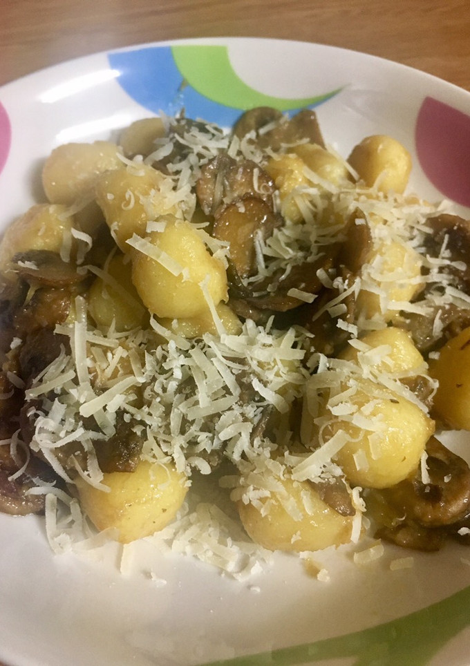 Una foto de Ñoquis (Gnocchi) salteados con champiñones