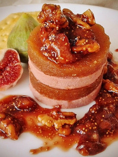 Una foto de Milhojas de foie de pato y membrillo con reducción de vino dulce