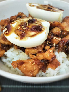 Una foto de Wok de pollo caramelizado al estilo vietnamita