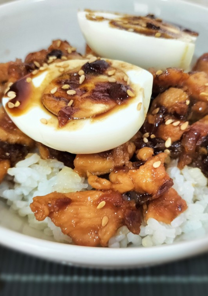 Una foto de Wok de pollo caramelizado al estilo vietnamita