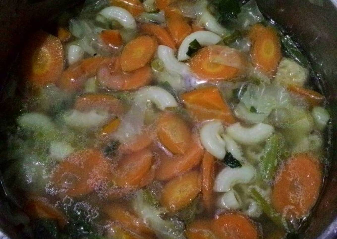 Sup sayur dengan mie dan tahu