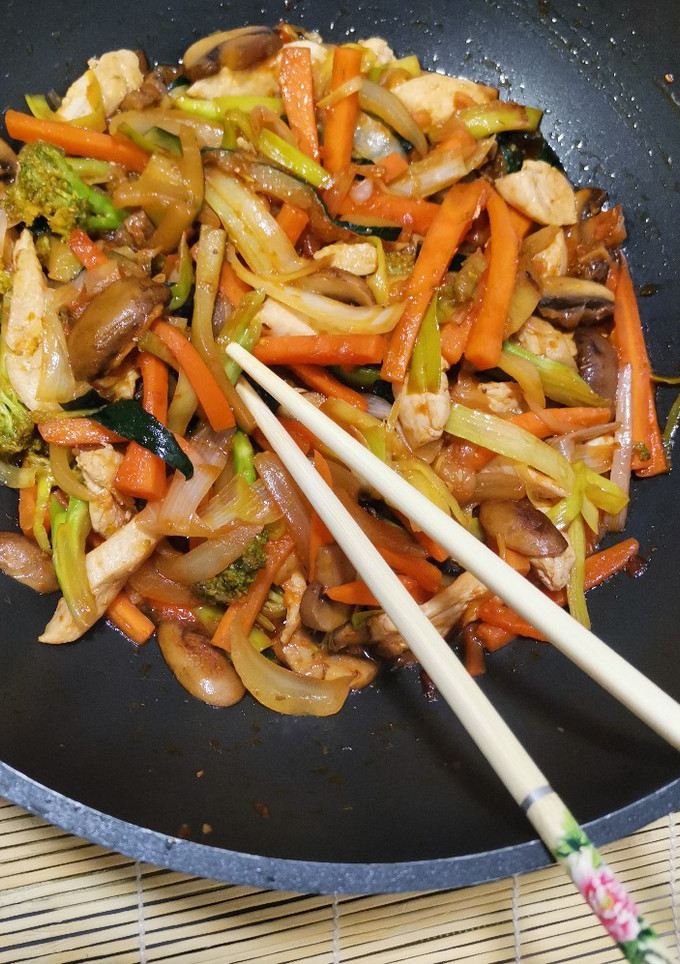 Una foto de Chopsuey de verduras y pollo