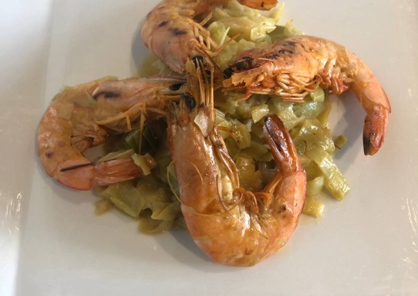 Crevettes grillées sur lit de poireaux