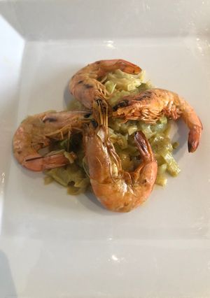 Une photo de Crevettes grillées sur lit de poireaux