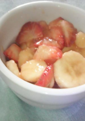 Una foto de Ensalada de frutilla y banana