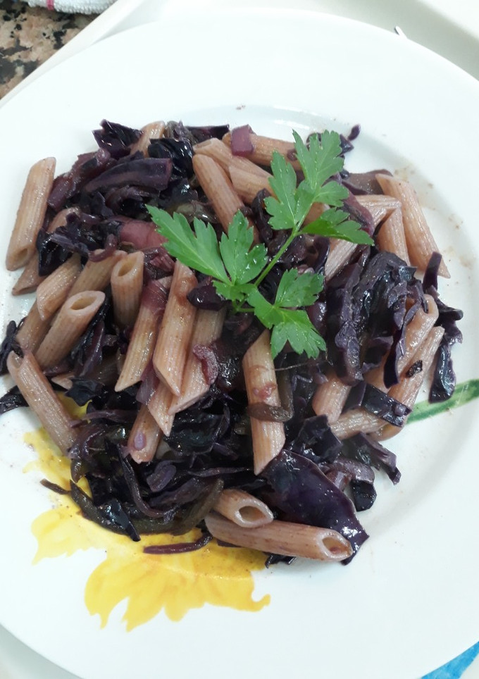 Una foto de Col Lombarda con pasta integral