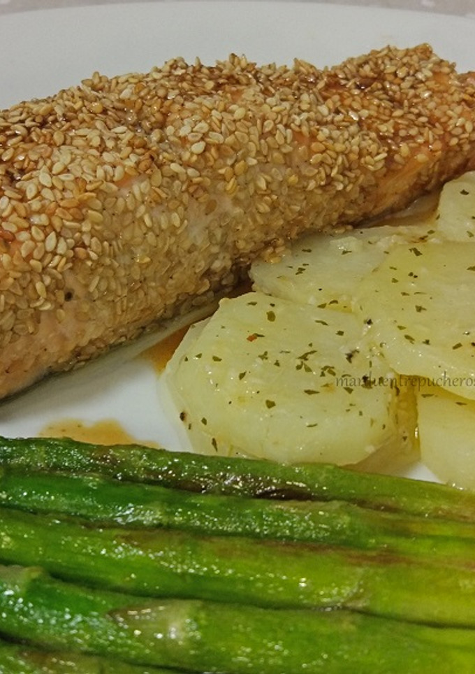 Una foto de Salmón con sésamo