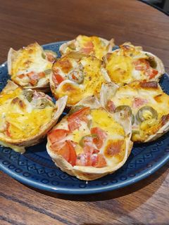 Una foto de Canastitas de queso y tomate sin TACC