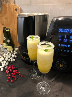 Una foto de Sorbete de piña natural al cava con Mambo