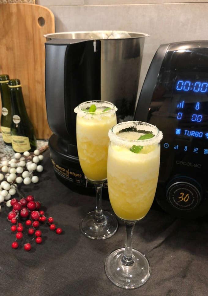 Una foto de Sorbete de piña natural al cava con Mambo