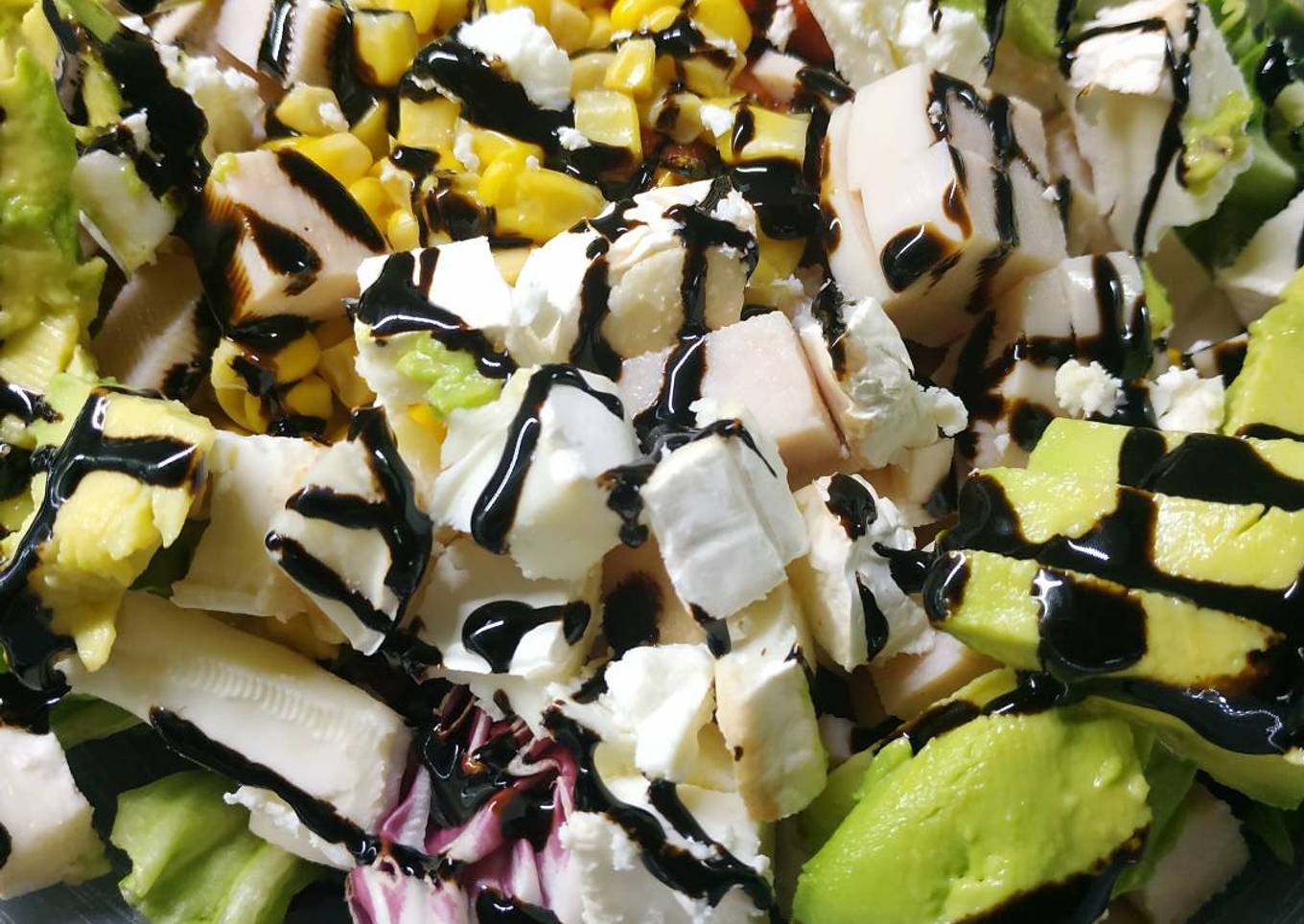 Ensalada pavo, queso y aguacate