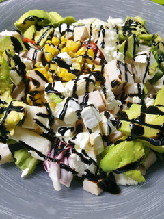 Una foto de Ensalada pavo, queso y aguacate