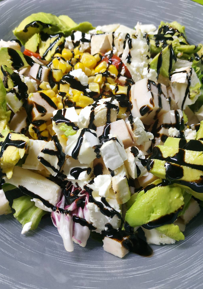 Una foto de Ensalada pavo, queso y aguacate