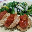 Hamburguesas de pollo con salsa de tomate y pimientos