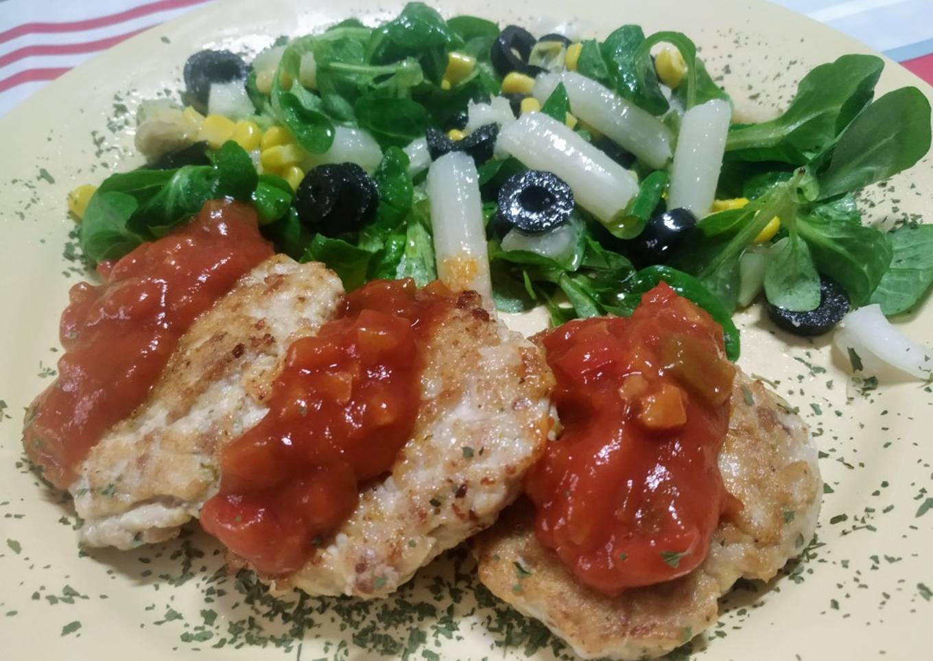 Hamburguesas de pollo con salsa de tomate y pimientos