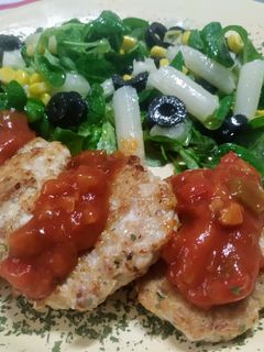Una foto de Hamburguesas de pollo con salsa de tomate y pimientos