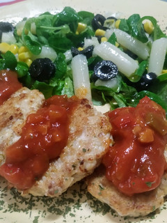 Una foto de Hamburguesas de pollo con salsa de tomate y pimientos